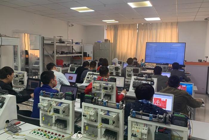 学习plc培训 plc培训班他们就培训10天