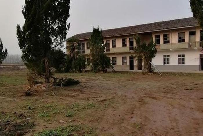 小学的学校很破旧 破旧的老学校
