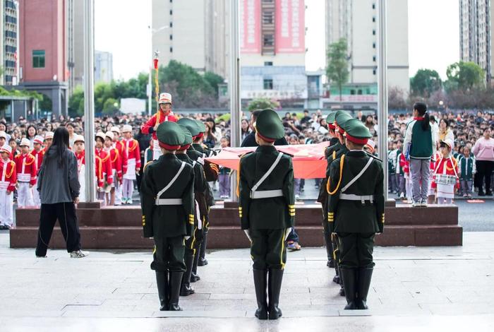 去看升国旗视频的配音 观看升国旗时要唱国歌吗
