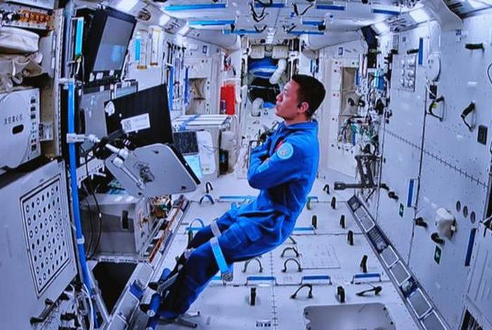 航天员太空生活图片（3分钟回顾航天员太空生活）