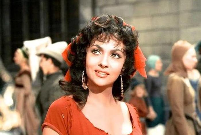 巴黎圣母院电影（巴黎圣母院电影女主角名字）