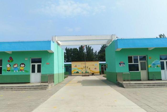 生活用房宜集中建设、成组布置,并宜设置室外活动区域。；生活用房是指学校教学点可长期