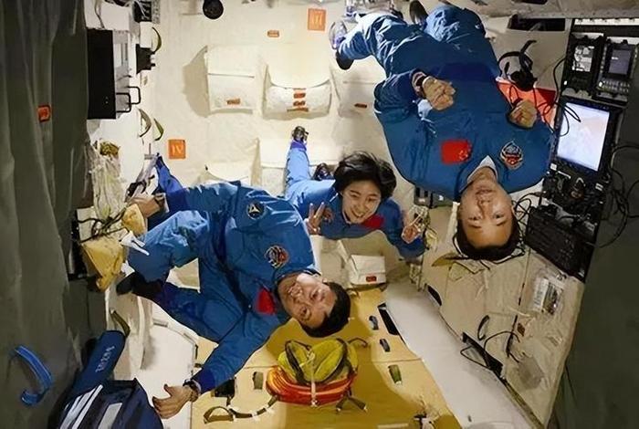 航天员太空生活细节曝光，航天员的太空日常