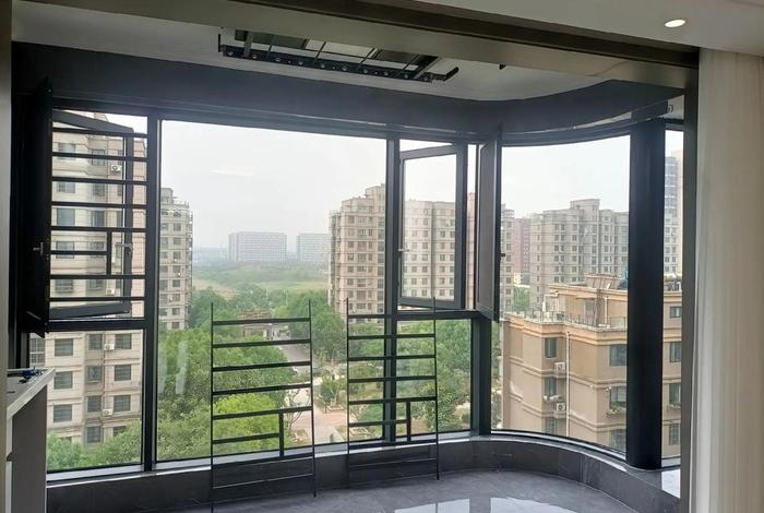 生活阳台封窗用什么样式窗户（阳台封窗选择）