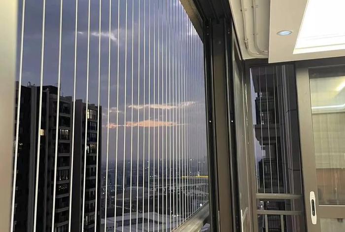 生活阳台封窗后要做门隔断（阳台封窗后需要再搞防盗网吗）