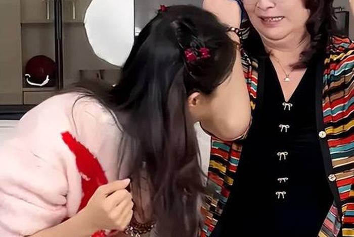 40岁月岳母的生活 四十岁的丈母娘是大学教授,人前文质彬彬受人尊敬 40岁月岳母的生活 四十岁的丈母娘是大学教授,人前文质彬彬受人尊敬