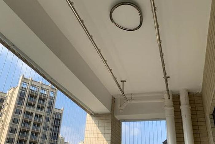 生活阳台吊顶后怎么安晾衣杆（生活阳台吊顶后怎么安晾衣杆视频）