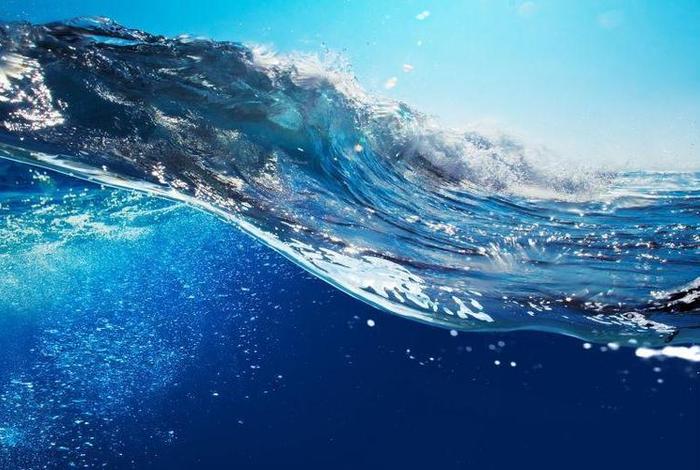 生活是水的呢喃，生活的本质是水而非水形成的波浪