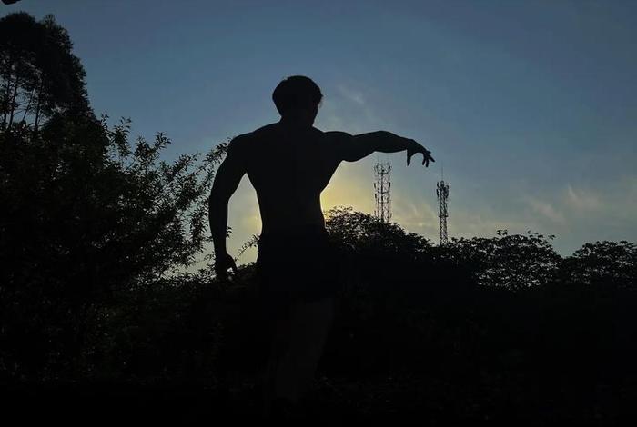 健身生活照片男（健身生活照片男背影）