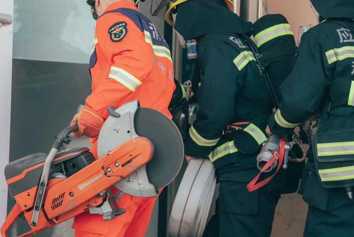 消防员的生活是怎样的，消防员平时的生活