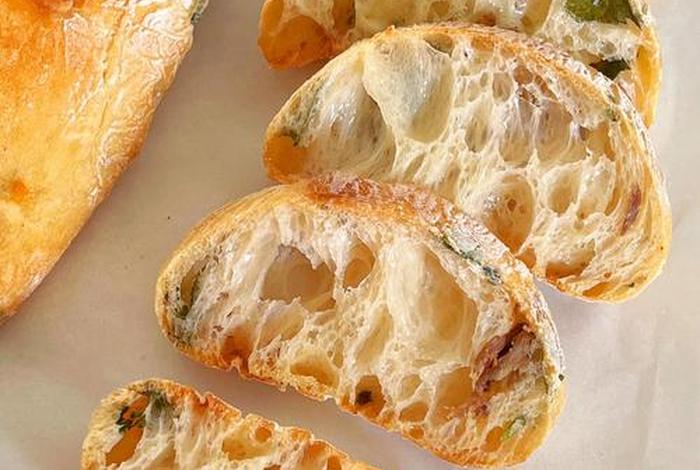 在法国面包应该放在桌子上图片；在法国的待久了面包