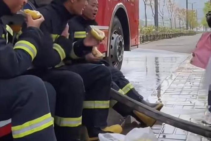 消防员的生活条件 消防员的生活日常 消防员的生活条件 消防员的生活日常