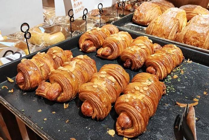 在法国面包应该放在桌子上图片；在法国的待久了面包