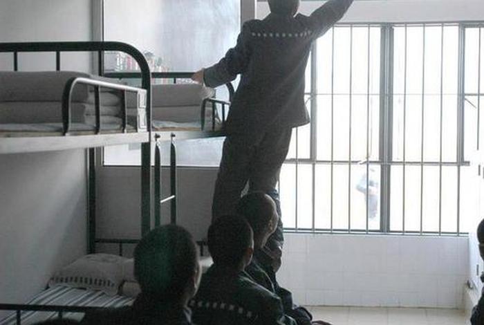 牢狱生活什么意思；牢里生活是什么样子的