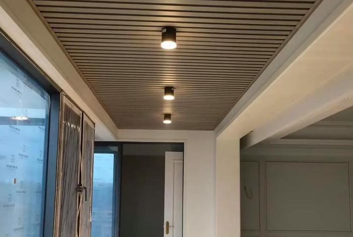 生活阳台吊顶用什么材质 生活阳台吊顶一般用什么材料 生活阳台吊顶用什么材质 生活阳台吊顶一般用什么材料