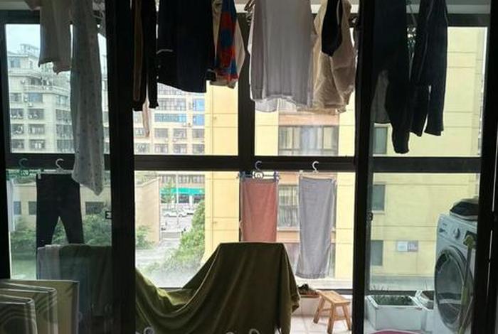 生活阳台装晒衣服 生活阳台晾晒衣服 生活阳台装晒衣服 生活阳台晾晒衣服
