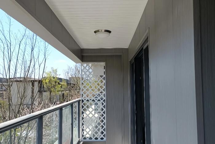 生活阳台吊顶吊高点还是低一点，阳台吊顶最低高度是多少