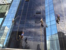 玻璃幕墙清洗安全知识资料、清洗外墙玻璃的温馨提示