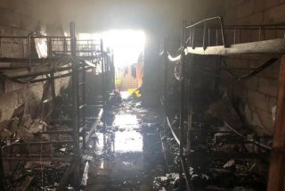 起火学校；起火学校宿舍曝光-窗户漆黑一片