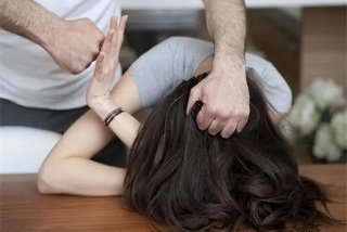 女子被家暴学习格斗（女人被家暴练拳击的电影）