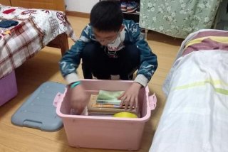 孩子学习整理房间；孩子整理自己的房间