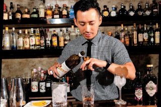 学调酒师的学费大概是多少（酒吧调酒师月薪多少）