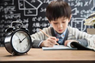 努力学习的孩子视频 - 孩子努力读书的视频