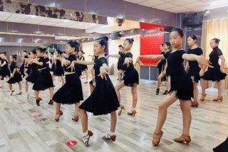 学习拉丁舞能学散打吗 拉丁舞可以自学吗