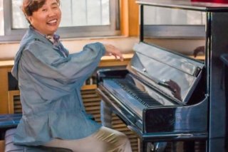 老年钢琴学习班费用 老年学钢琴视频