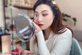 报班学习化妆，化妆报班还是自学好