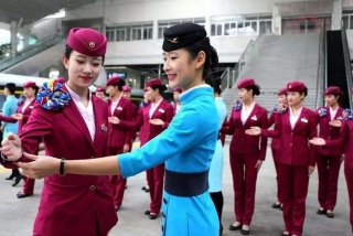 初中生怎么学习高铁乘务（初中生上高铁乘务学校好不好）