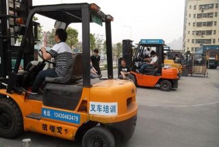 附近学叉车证的地方在哪里、附近哪有学叉车证的驾校