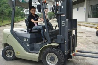 叉车学校外地安排工作（叉车工在哪里学）