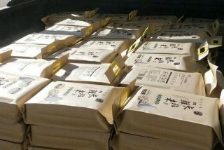 学校食堂有两袋大米共重48kg；食堂有两袋大米,第一袋大米重20kg