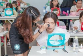 学化妆培训免费课程（学化妆的培训机构）