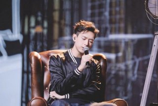 他现在正在美国学习英语 - 他现在在美国英文