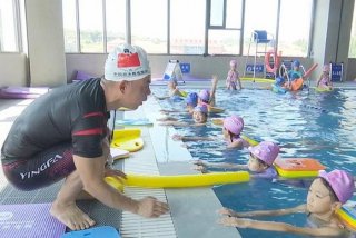 学习游泳班（游泳班训练）