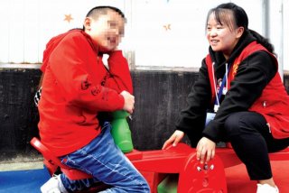 自闭症儿童与正常儿童合作学习 - 正常儿童和自闭症儿童相处