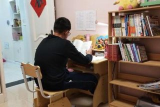 看书学习和手机学习哪个好，看书和看手机哪个好