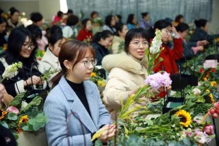 大连学习插花培训班、大连插花培训学校
