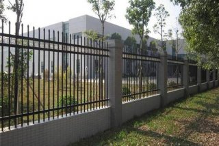 学校夜间栅栏图片 学校栅栏事件