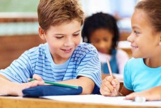 学习的孩子视频，孩子有样学样的视频