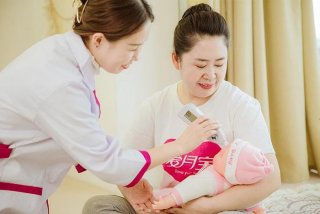 月嫂抱孩子学习班，月嫂抱孩子图片大全