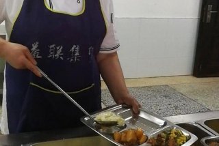 当学校食堂阿姨的条件；学校食堂阿姨工资一般是多少