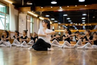 女子学习拍摄视频、女生学拍照