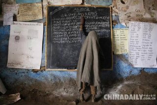 学习条件艰苦的孩子；条件艰苦但是利于成长