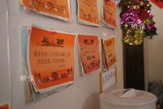 在家学习奖状满墙（家里奖状怎么贴）