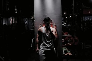 健身生活照男背影 健身男生 生活照