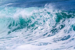 生活是水的呢喃，生活的本质是水而非水形成的波浪