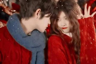 情侣生活照片女生上衣是红色男生戴墨镜真实（穿红色一男一女情侣头像）